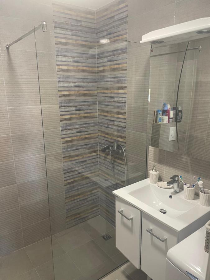 Studio Apartman Happy Home 티바트 외부 사진