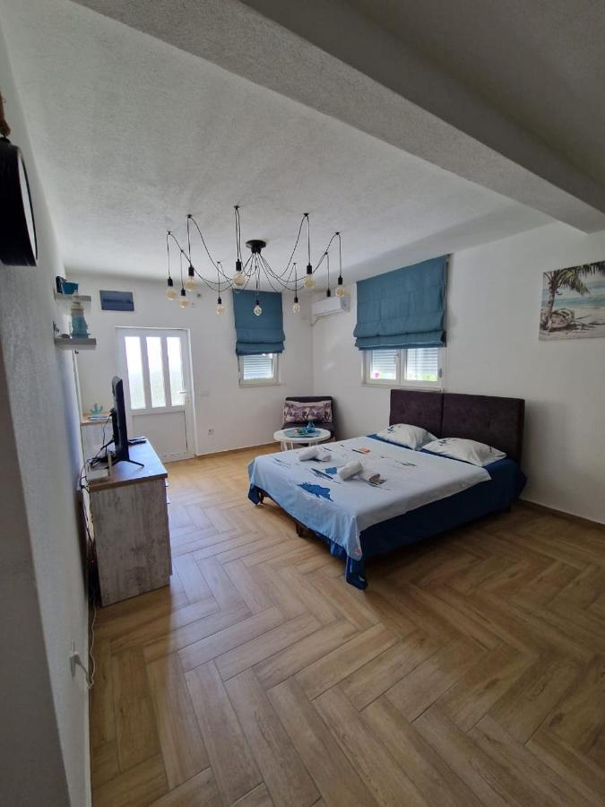 Studio Apartman Happy Home 티바트 외부 사진