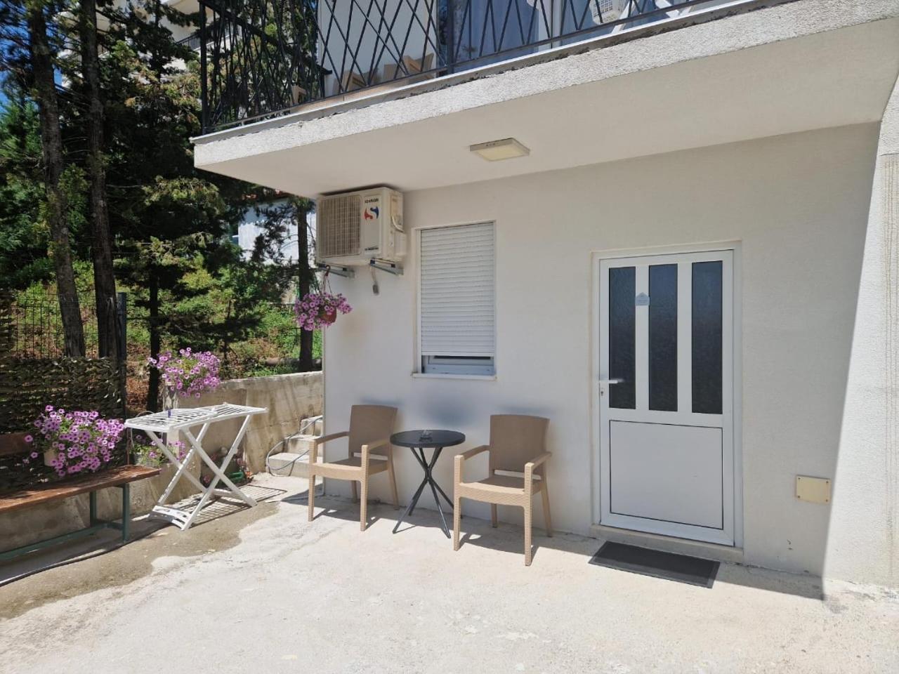 Studio Apartman Happy Home 티바트 외부 사진